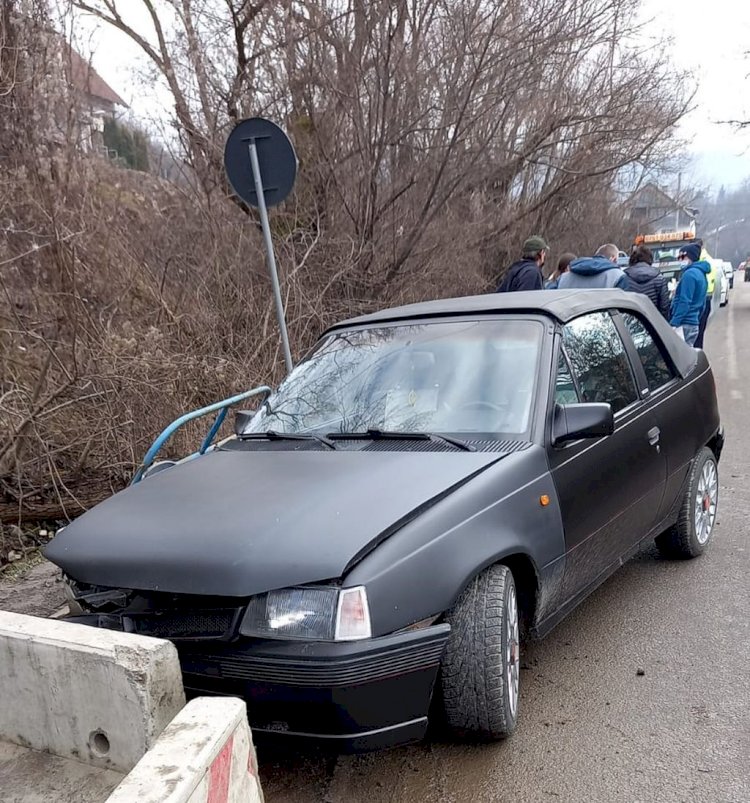 Încă un accident la Podul Jelnei unde drumul e rupt și prost semnalizat