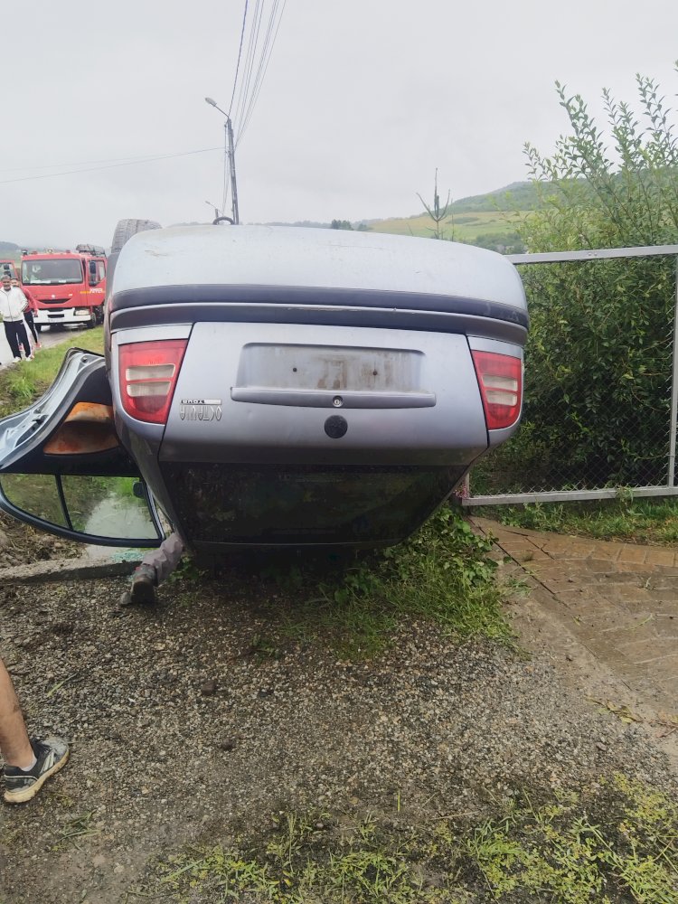 Accident JELNA :  Un sofer nu a tinut cont de conditiile meteo si s-a izbit puternic de un pod.
